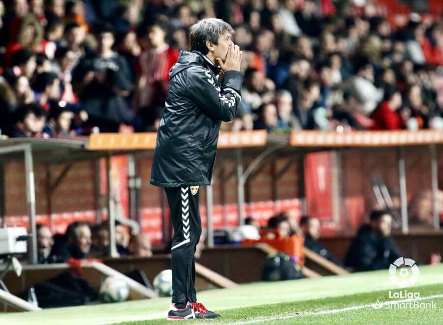 Pacheta dirige al Elche durante un partido ante el Sporting de Gijón / LFP